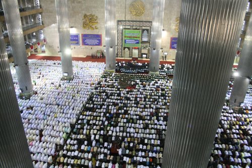 What does it mean to be a Muslim in Indonesia?  Peaceful 